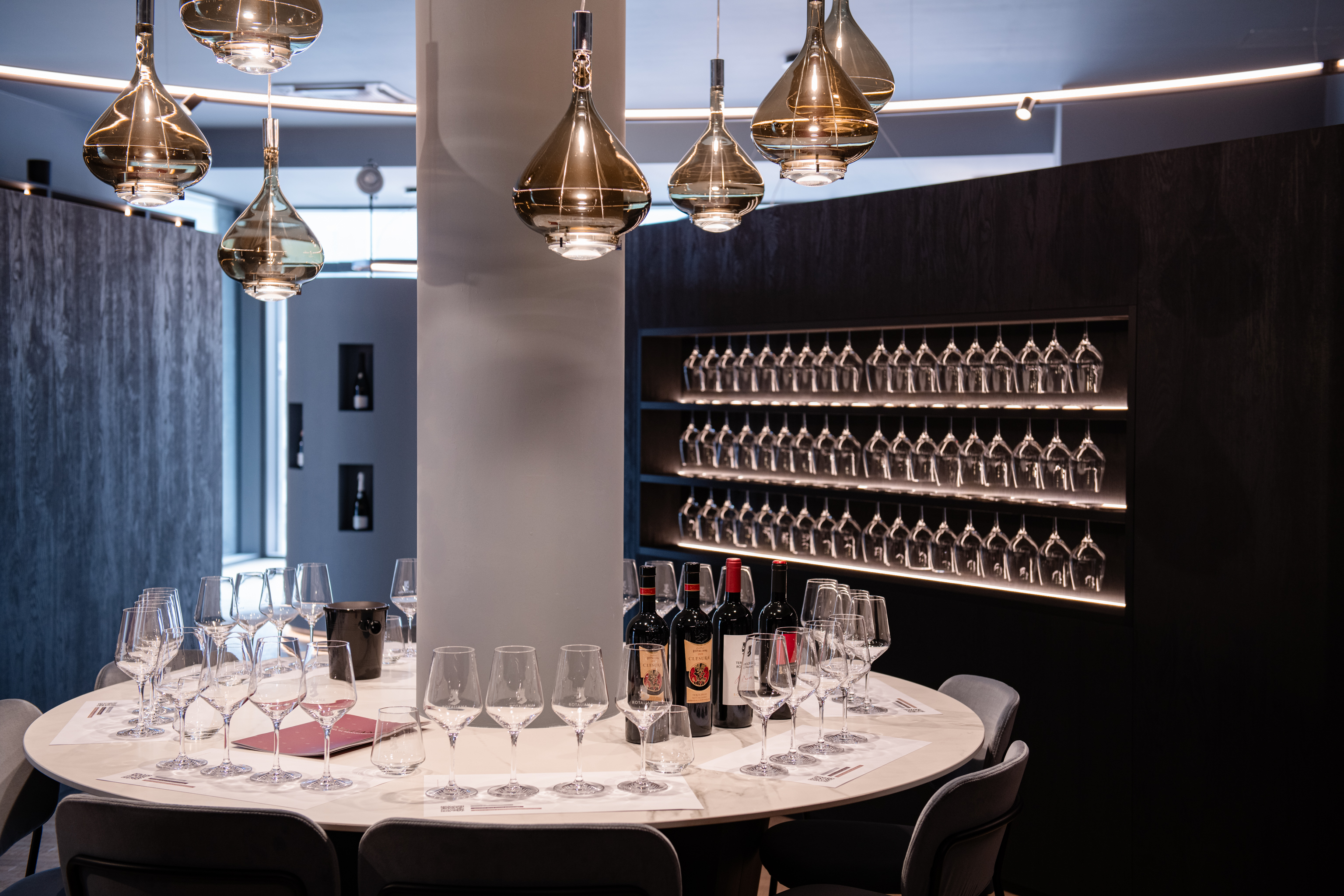 Wine Shop Cantina Rotaliana panoramica tavolo centrale